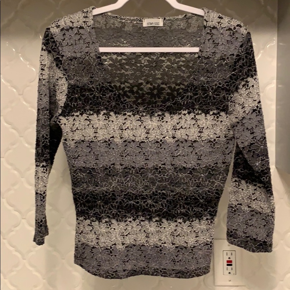 Gorgeous Woman’s 3/4 Floral Sleeve Top 🖤